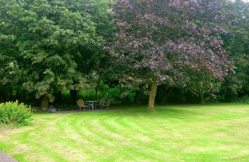 Hamswehrum Apartment | Vacation apartment for 4 people (+ two babies/toddlers) with very large garden