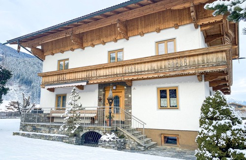 Zillertal Apartment | Vacation apartment 5 min to the ski area in Aschau im Zillertal 2nd floor