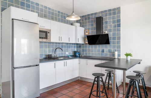 Caleta de Famara Apartment | Vacation Apartment 'Famarabeach' with Mountain View, Private Terrace and Wi-Fi