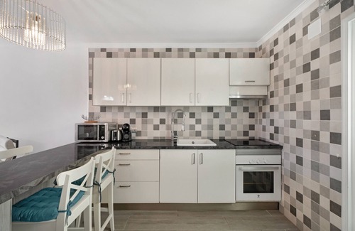 San Miguel de Abona Apartment | Vacation Apartment 'Adelfa Golf' with Mountain View, Shared Pool and Wi-Fi