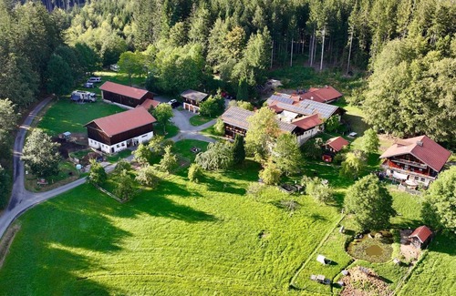 Segeten Apartment | Vacation apartment "Hochzeitszimmer" with balcony and view over the beautiful low mountain range