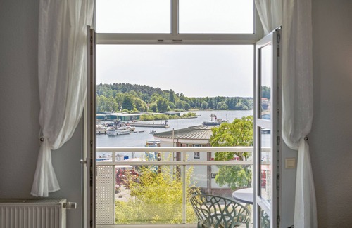 Muritz Apartment | Vacation apartment Müritzloge - with a view over the Waren harbor