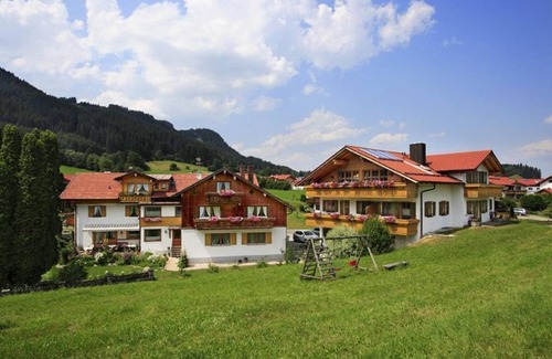 Rofleuten Apartment | Vacation apartment Edelsberg No. 1 on the first floor - Landhaus am Rosenbächle