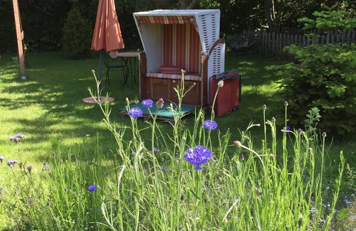 Pilsum Apartment | Vacation apartment "Leuchtturm" with large garden in the heart of Pilsum