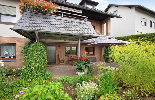 Ostwig Apartment | Vacation apartment 'Ruhrtalblick' with mountain view, private terrace and WLAN