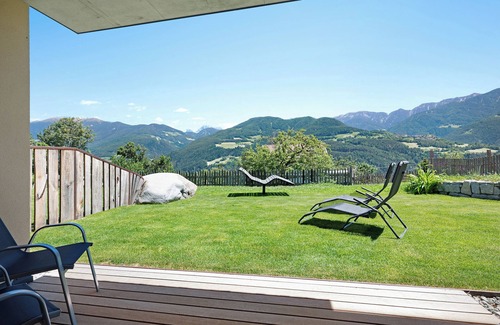 Feldthurns Apartment | Vacation Apartment "Teutenhofer Kirsche" on the Farm with Mountain View & Garden