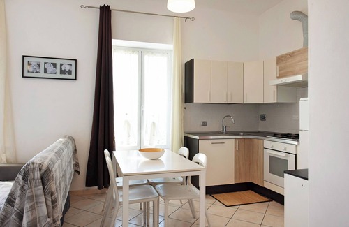 Varazze Apartment | Vacation Apartment Trilocale in villa vista mare Apt 2 with Sea View