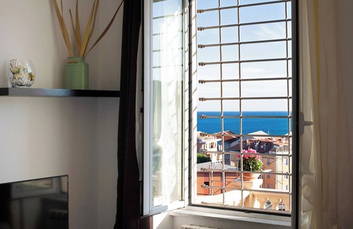 Varazze Apartment | Vacation Apartment Trilocale in villa vista mare Apt 2 with Sea View