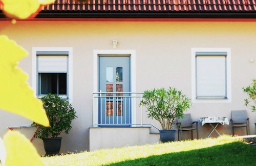 Leibnitz Apartment | Vacation apartment Zweisamkeit with vine arbor and panoramic garden in a great central location