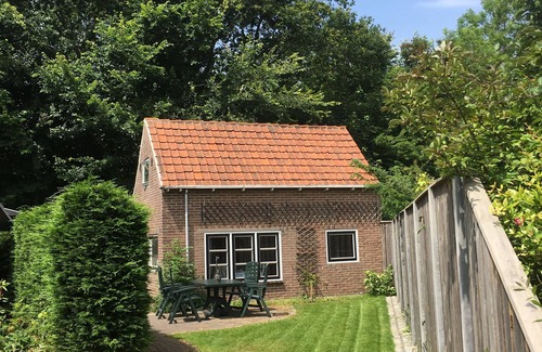 Zoutelande Cottage | Vacation at the foot of the dunes in atmospheric apartment with garden and parking.