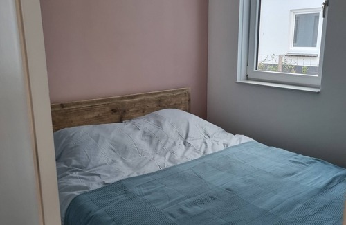 Saint Johannesga Apartment | Vacation at the Sneekermeer lake! Plenty of water sports and nature.