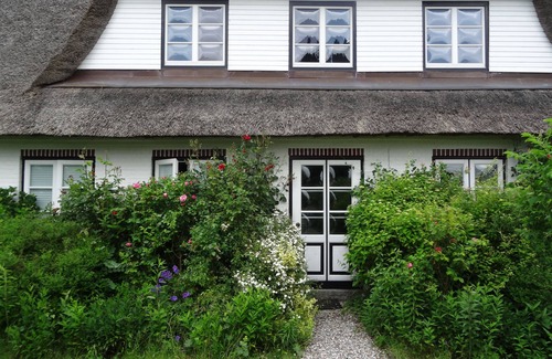 Pommerby Apartment | Vacation by the sea in a thatched-roof house; fireplace, free WiFi, 2 Smart TVs, sauna from 2022