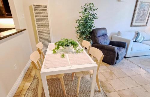 University City Apartment | -Vacation First floor luxury condo La Jolla, Spa, Pool, Gym