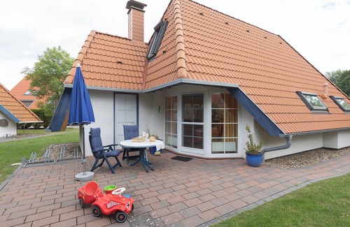 Wremen House | Vacation home Sprenger LA9. On the dyke and with a sun terrace.