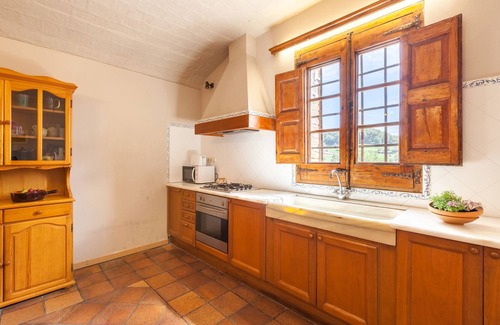 Sant Marti de Tous House | Vacation Home "El Mas" with Mountain View, Shared Pool & Wi-Fi