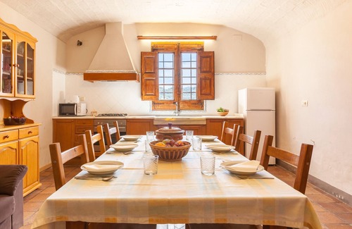 Sant Marti de Tous House | Vacation Home "El Mas" with Mountain View, Shared Pool & Wi-Fi