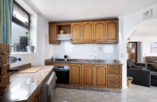 Urbanizacion Famara House | Vacation Home 'Bungalow Famara, Lanzarote' with Sea View, Private Terrace and Wi-Fi