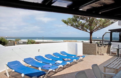 Urbanizacion Famara House | Vacation Home 'Bungalow Famara, Lanzarote' with Sea View, Private Terrace and Wi-Fi