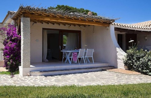 La Conia House | Vacation Home "Casa giardino e spiaggia a piedi" near the Beach with Garden & Terrace