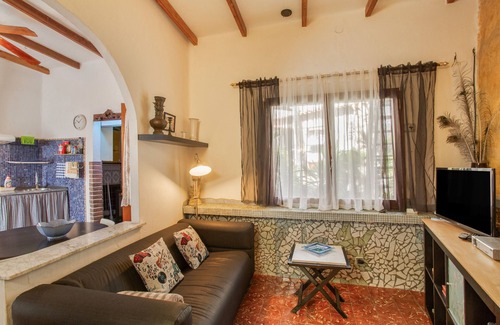 Telde House | Vacation Home 'Casa Rustica San Francisco 3' with Shared Terrace, Shared Garden and Wi-Fi