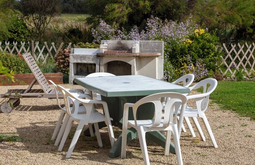 Plovan House | Vacation Home "Chaumière Ty Plouz" with Private Terrace, Private Garden and Wi-Fi