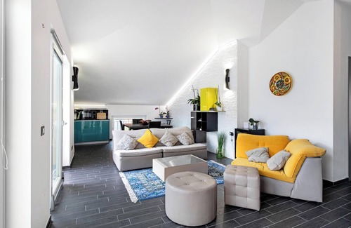 Colonno House | Vacation Home Colonno Penthouse with Lake View, Infinity Pool, Whirlpool & Garden