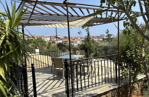 Vasilitsion House | Vacation Home "Divas Gartenhaus" with Sea, Mountain and Village View