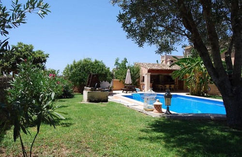Cas Concos House | Vacation Home Es Porrassar with Mountain View, Pool, Wi-Fi, A/C, Terraces & Garden