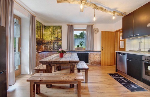 Eschlkam House | Vacation Home "Ferienhäusl" with Mountain View, Private Terrace & Wi-Fi