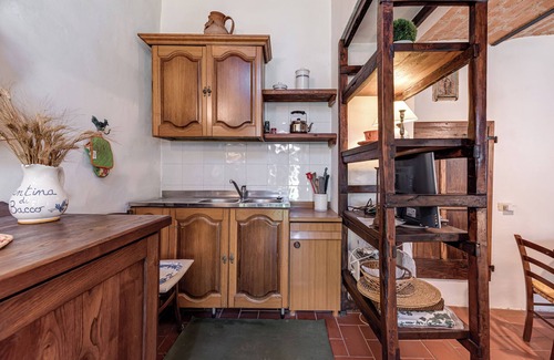 Londa House | Vacation Home "Fienile Con Piscina Vicino Firenze" with Mountain View, Shared Pool & Wi-Fi