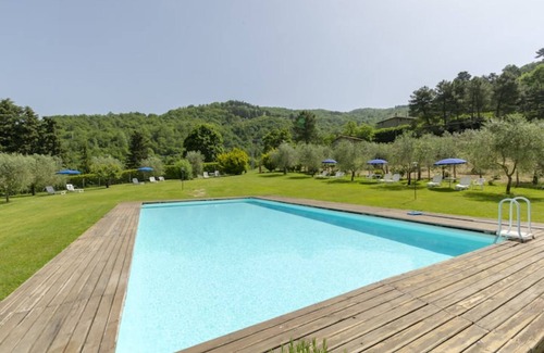 Londa House | Vacation Home "Fienile Con Piscina Vicino Firenze" with Mountain View, Shared Pool & Wi-Fi