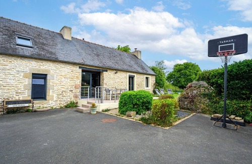 Ploneour-Lanvern House | Vacation Home "Gîte Authentique Breton: with Private Terrace, Private Garden & Wi-Fi