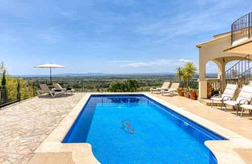 El Mas Isaac House | Vacation home Golden by Interhome