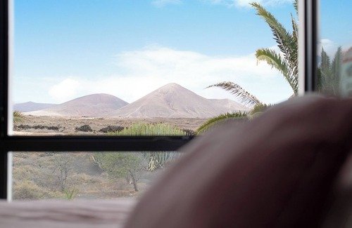 Costa Teguise House | Vacation Home "Gardenia" with Mountain View, Private Terrace & Wi-Fi