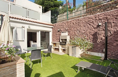 Sonnenland House | Vacation Home 'Harmony Vista Faro' with Shared Pool, Private Terrace and Wi-Fi
