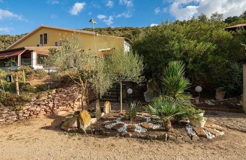 Sant'Antioco House | Vacation Home 'Il Lentischio - Rosmarino' in Cala Lunga 200 Metres from the Sea