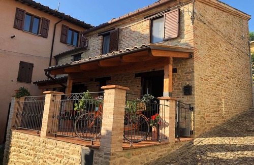 Montefalcone Appennino House | Vacation home IL VECCHIO BORGO, in front of the beautiful setting of the Sibillini Mountains