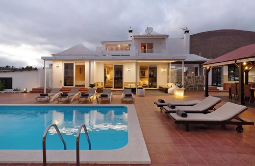 Conil House | Vacation Home 'Ladera De Conil' with Sea View, Wi-Fi and Air Conditioning