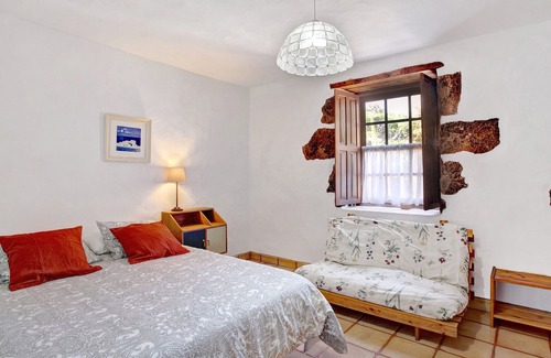 Tesbabo House | Vacation Home "Las Adelfas Alta" with Sea View, Garden & Wi-Fi