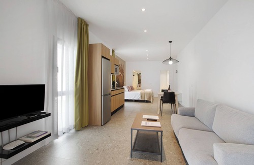 Sauzal House | Vacation Home 'Linaje del Pago Castellana' with Mountain View, Pool & Wi-Fi