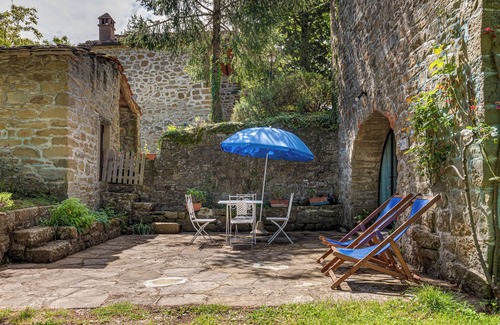 Londa House | Vacation Home "Mulino Con Piscina Vicino Firenze" with Mountain View, Shared Pool & Wi-Fi