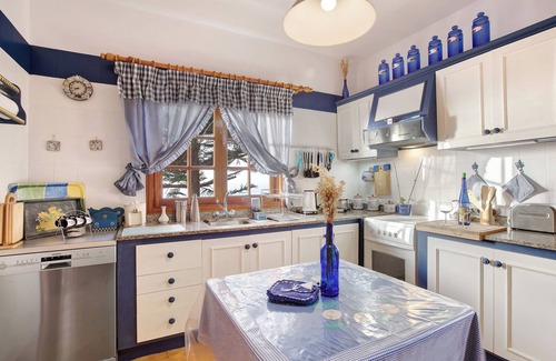 Tejina House | Vacation Home "Petite Paradise" with Sea Views, Shared Pool & Wi-Fi