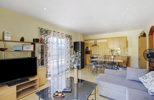 Icod de los Vinos Ski Chalet | Vacation Home 'Villa Tazana' with Sea View, Pool & Wi-Fi