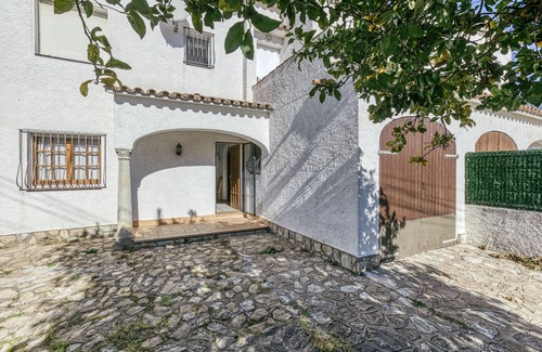 L'Escala House | Vacation Home "Villa La Flor" with Shared Pool & Wi-Fi