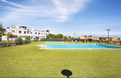 Geafond House | Vacation Home 'Villa Zoe' with Sea View, Shared Pool and Wi-Fi
