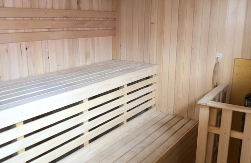 Conneforde House | Vacation home with sauna, garden & whirlpool by the lake
