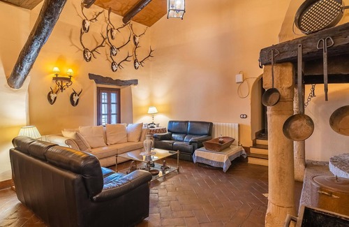 Alcaracejos House | Vacation home with pool and fantastic views of the countryside.