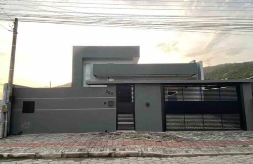 Zimbros House | Vacation Home with Pool in Bombinhas