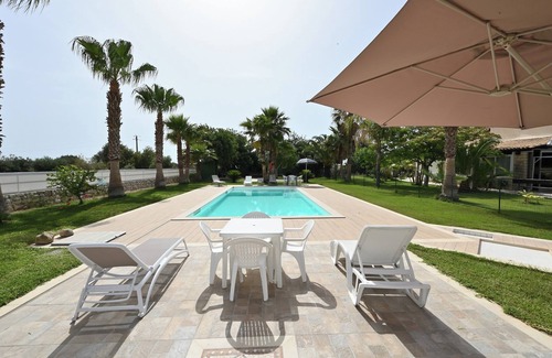 Ispica Villa | Vacation home with swimming pool (shared) with wide views and absolute tranquility.