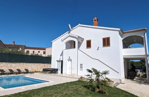 Bale House | Vacation house with pool in medieval Bale